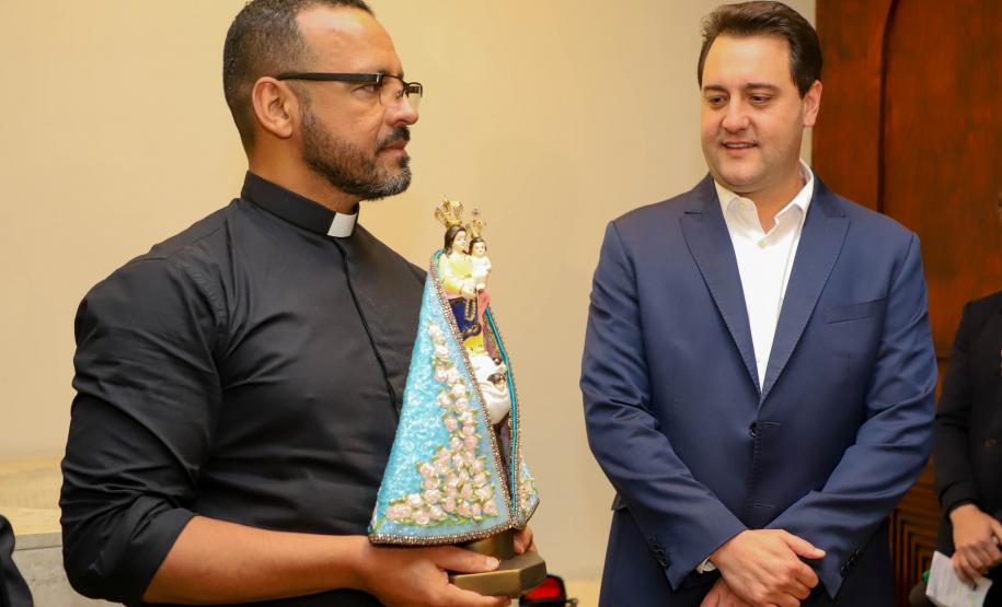 Governador Carlos Massa Ratinho Junior recebe a imagem de Nossa Senhora do Rocio no Palacio Iguaçu
