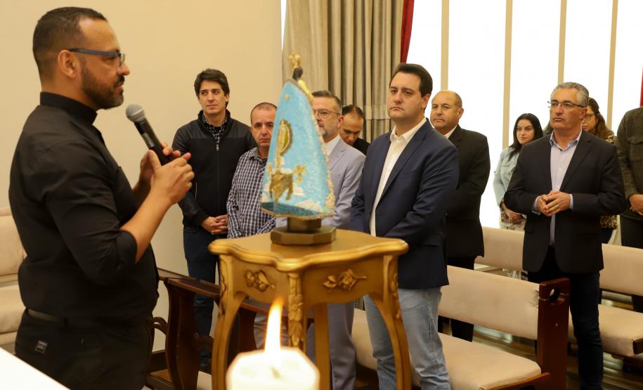 Governador Carlos Massa Ratinho Junior recebe a imagem de Nossa Senhora do Rocio no Palacio Iguaçu