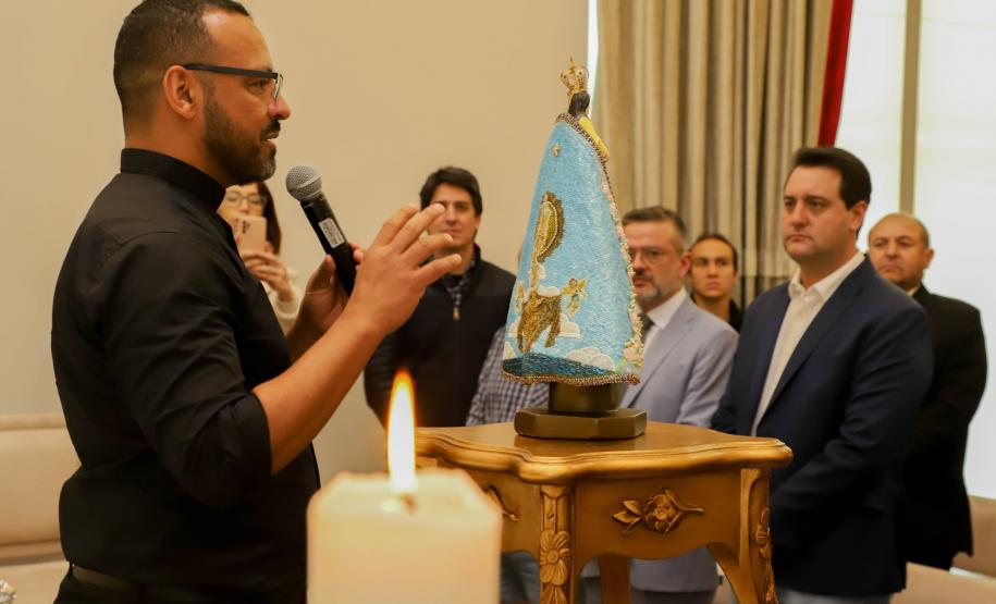 Governador Carlos Massa Ratinho Junior recebe a imagem de Nossa Senhora do Rocio no Palacio Iguaçu