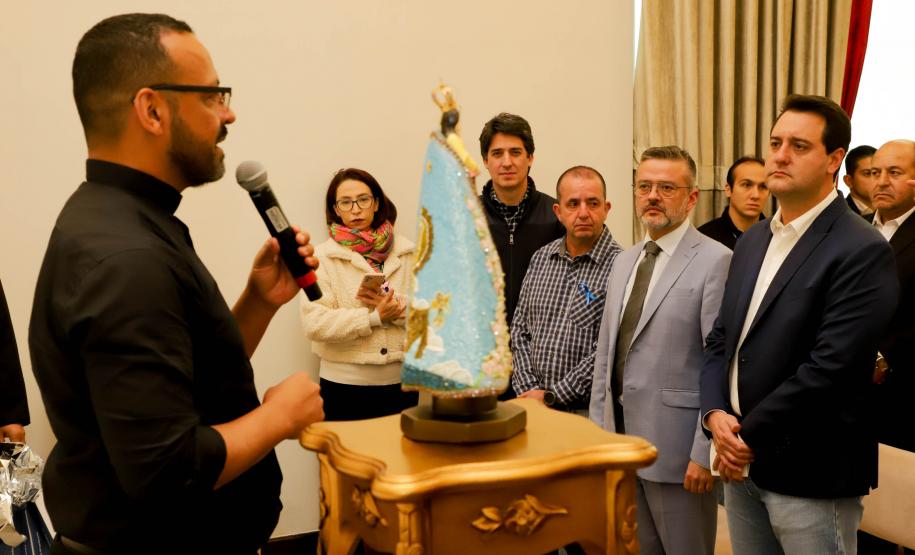 Governador Carlos Massa Ratinho Junior recebe a imagem de Nossa Senhora do Rocio no Palacio Iguaçu