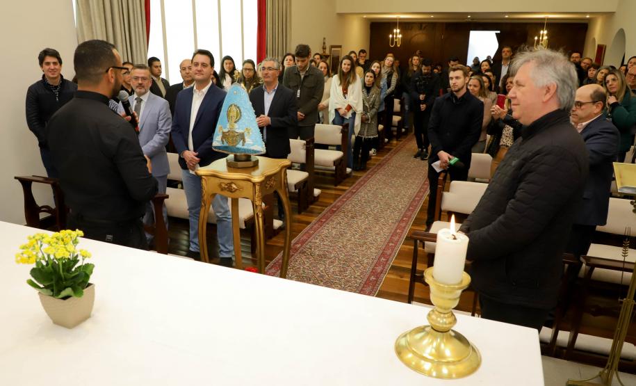 Governador Carlos Massa Ratinho Junior recebe a imagem de Nossa Senhora do Rocio no Palacio Iguaçu