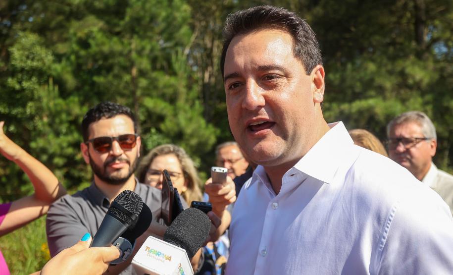 Trinta e quatro famílias que viviam em casas em situação precária ou áreas de risco em Rio Azul, na região Centro-Sul do Paraná, receberam nesta sexta-feira (09) novas moradias do Governo do Estado Carlos Massa Ratinho Junior. A inauguração do conjunto habitacional e entrega das chaves contou com a participação do governador Carlos Massa Ratinho Junior e o prefeito Leandro Jasinski.