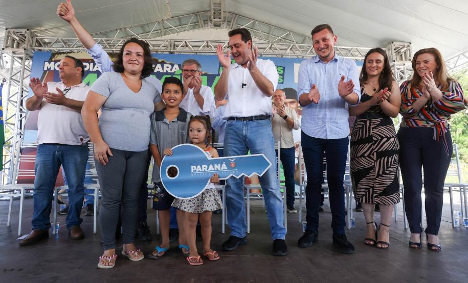 Trinta e quatro famílias que viviam em casas em situação precária ou áreas de risco em Rio Azul, na região Centro-Sul do Paraná, receberam nesta sexta-feira (09) novas moradias do Governo do Estado Carlos Massa Ratinho Junior. A inauguração do conjunto habitacional e entrega das chaves contou com a participação do governador Carlos Massa Ratinho Junior e o prefeito Leandro Jasinski.