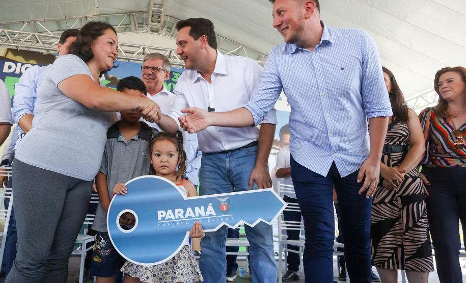 Trinta e quatro famílias que viviam em casas em situação precária ou áreas de risco em Rio Azul, na região Centro-Sul do Paraná, receberam nesta sexta-feira (09) novas moradias do Governo do Estado Carlos Massa Ratinho Junior. A inauguração do conjunto habitacional e entrega das chaves contou com a participação do governador Carlos Massa Ratinho Junior e o prefeito Leandro Jasinski.