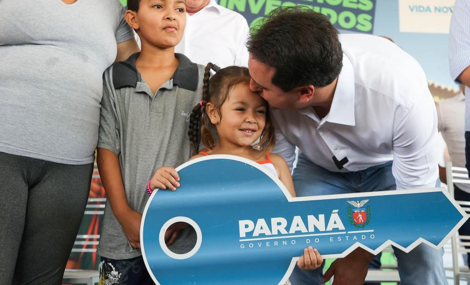 Trinta e quatro famílias que viviam em casas em situação precária ou áreas de risco em Rio Azul, na região Centro-Sul do Paraná, receberam nesta sexta-feira (09) novas moradias do Governo do Estado Carlos Massa Ratinho Junior. A inauguração do conjunto habitacional e entrega das chaves contou com a participação do governador Carlos Massa Ratinho Junior e o prefeito Leandro Jasinski.