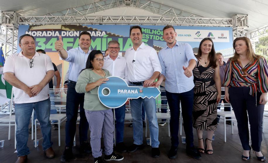 Trinta e quatro famílias que viviam em casas em situação precária ou áreas de risco em Rio Azul, na região Centro-Sul do Paraná, receberam nesta sexta-feira (09) novas moradias do Governo do Estado Carlos Massa Ratinho Junior. A inauguração do conjunto habitacional e entrega das chaves contou com a participação do governador Carlos Massa Ratinho Junior e o prefeito Leandro Jasinski.