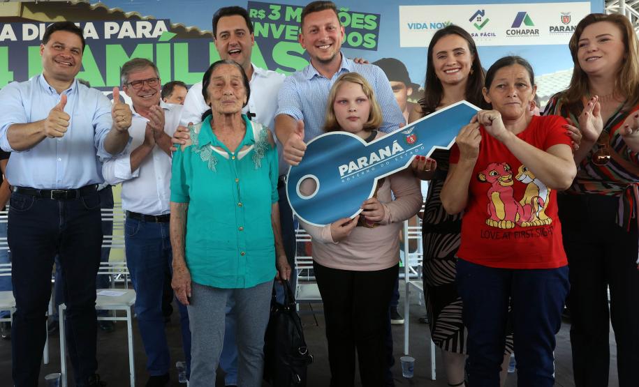 Trinta e quatro famílias que viviam em casas em situação precária ou áreas de risco em Rio Azul, na região Centro-Sul do Paraná, receberam nesta sexta-feira (09) novas moradias do Governo do Estado Carlos Massa Ratinho Junior. A inauguração do conjunto habitacional e entrega das chaves contou com a participação do governador Carlos Massa Ratinho Junior e o prefeito Leandro Jasinski.