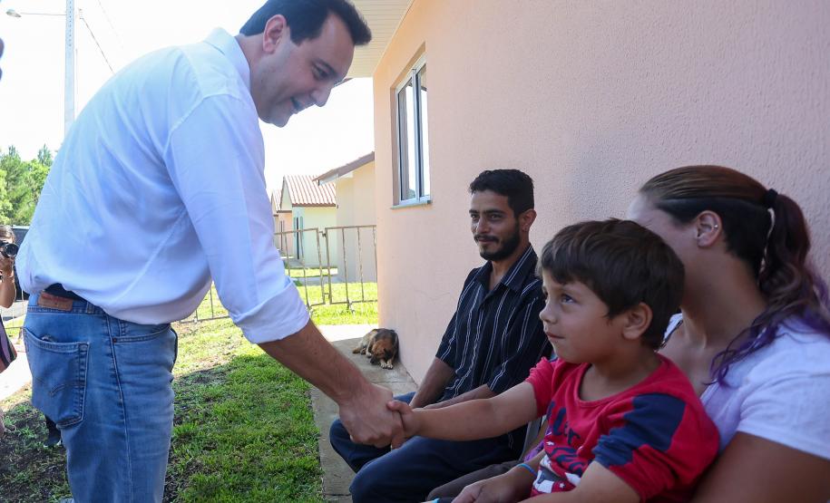 Trinta e quatro famílias que viviam em casas em situação precária ou áreas de risco em Rio Azul, na região Centro-Sul do Paraná, receberam nesta sexta-feira (09) novas moradias do Governo do Estado Carlos Massa Ratinho Junior. A inauguração do conjunto habitacional e entrega das chaves contou com a participação do governador Carlos Massa Ratinho Junior e o prefeito Leandro Jasinski.