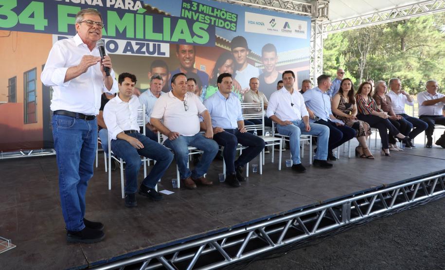 Trinta e quatro famílias que viviam em casas em situação precária ou áreas de risco em Rio Azul, na região Centro-Sul do Paraná, receberam nesta sexta-feira (09) novas moradias do Governo do Estado Carlos Massa Ratinho Junior. A inauguração do conjunto habitacional e entrega das chaves contou com a participação do governador Carlos Massa Ratinho Junior e o prefeito Leandro Jasinski.