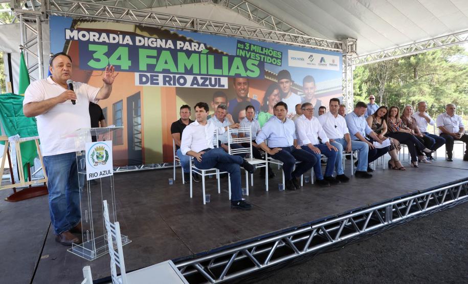 Trinta e quatro famílias que viviam em casas em situação precária ou áreas de risco em Rio Azul, na região Centro-Sul do Paraná, receberam nesta sexta-feira (09) novas moradias do Governo do Estado Carlos Massa Ratinho Junior. A inauguração do conjunto habitacional e entrega das chaves contou com a participação do governador Carlos Massa Ratinho Junior e o prefeito Leandro Jasinski.
