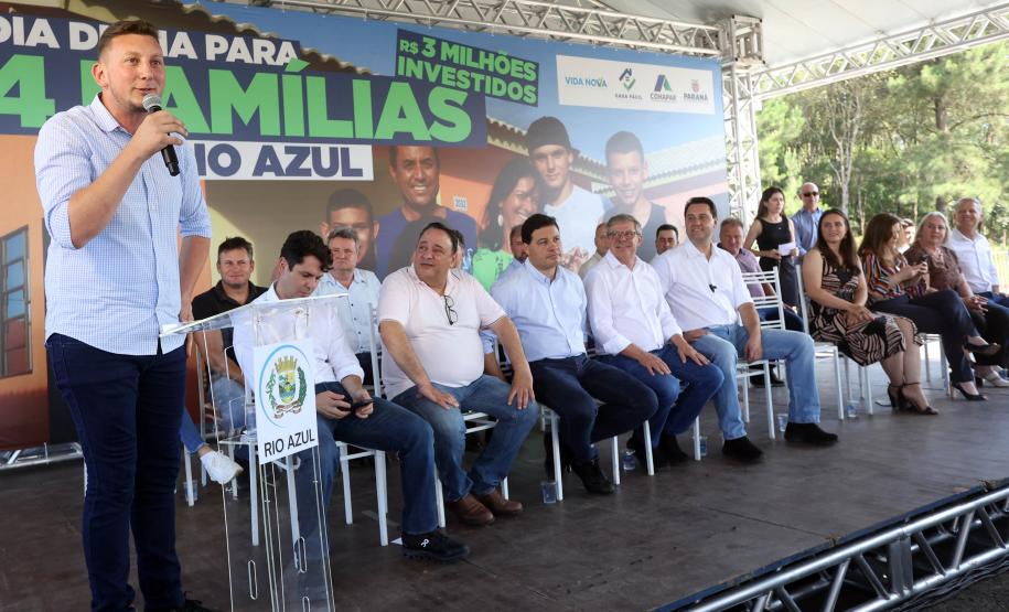 Trinta e quatro famílias que viviam em casas em situação precária ou áreas de risco em Rio Azul, na região Centro-Sul do Paraná, receberam nesta sexta-feira (09) novas moradias do Governo do Estado Carlos Massa Ratinho Junior. A inauguração do conjunto habitacional e entrega das chaves contou com a participação do governador Carlos Massa Ratinho Junior e o prefeito Leandro Jasinski.