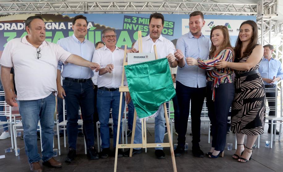 Trinta e quatro famílias que viviam em casas em situação precária ou áreas de risco em Rio Azul, na região Centro-Sul do Paraná, receberam nesta sexta-feira (09) novas moradias do Governo do Estado Carlos Massa Ratinho Junior. A inauguração do conjunto habitacional e entrega das chaves contou com a participação do governador Carlos Massa Ratinho Junior e o prefeito Leandro Jasinski.