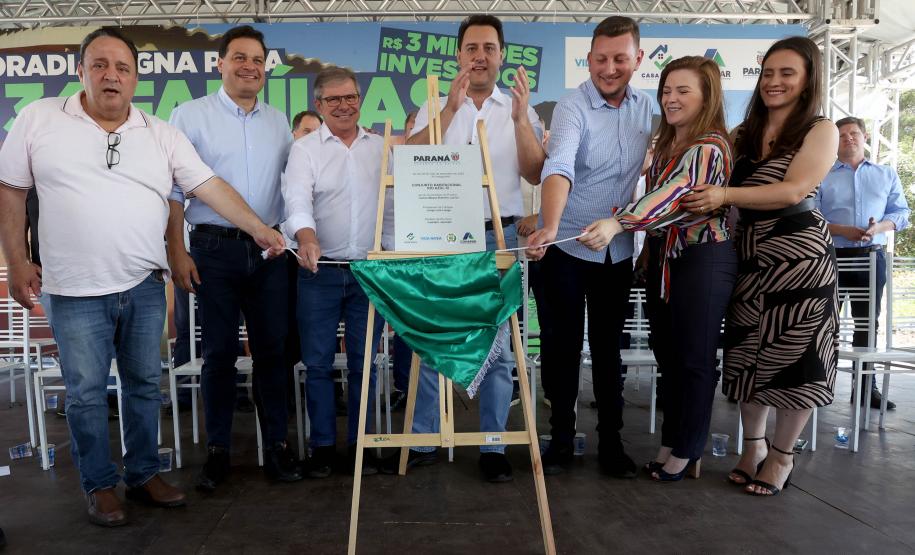 Trinta e quatro famílias que viviam em casas em situação precária ou áreas de risco em Rio Azul, na região Centro-Sul do Paraná, receberam nesta sexta-feira (09) novas moradias do Governo do Estado Carlos Massa Ratinho Junior. A inauguração do conjunto habitacional e entrega das chaves contou com a participação do governador Carlos Massa Ratinho Junior e o prefeito Leandro Jasinski.