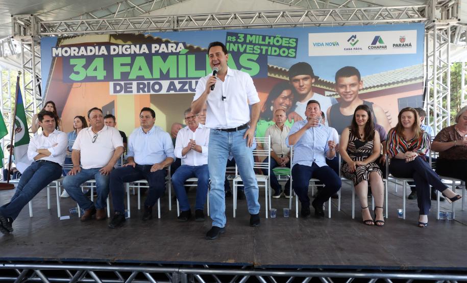 Trinta e quatro famílias que viviam em casas em situação precária ou áreas de risco em Rio Azul, na região Centro-Sul do Paraná, receberam nesta sexta-feira (09) novas moradias do Governo do Estado Carlos Massa Ratinho Junior. A inauguração do conjunto habitacional e entrega das chaves contou com a participação do governador Carlos Massa Ratinho Junior e o prefeito Leandro Jasinski.