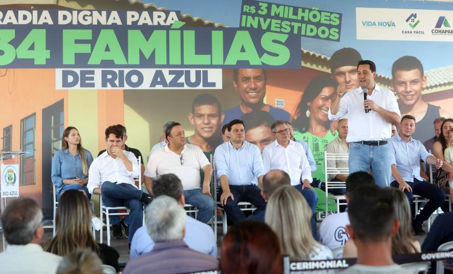 Trinta e quatro famílias que viviam em casas em situação precária ou áreas de risco em Rio Azul, na região Centro-Sul do Paraná, receberam nesta sexta-feira (09) novas moradias do Governo do Estado Carlos Massa Ratinho Junior. A inauguração do conjunto habitacional e entrega das chaves contou com a participação do governador Carlos Massa Ratinho Junior e o prefeito Leandro Jasinski.