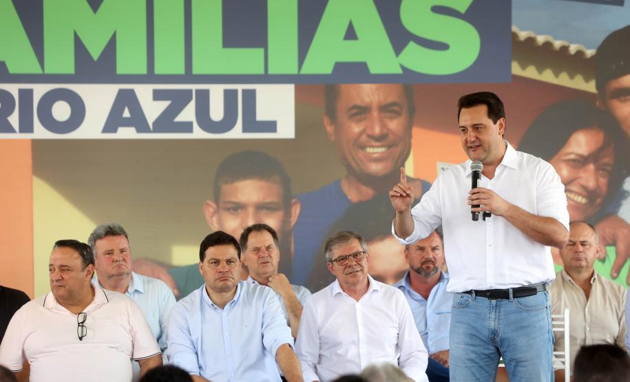 Trinta e quatro famílias que viviam em casas em situação precária ou áreas de risco em Rio Azul, na região Centro-Sul do Paraná, receberam nesta sexta-feira (09) novas moradias do Governo do Estado Carlos Massa Ratinho Junior. A inauguração do conjunto habitacional e entrega das chaves contou com a participação do governador Carlos Massa Ratinho Junior e o prefeito Leandro Jasinski.