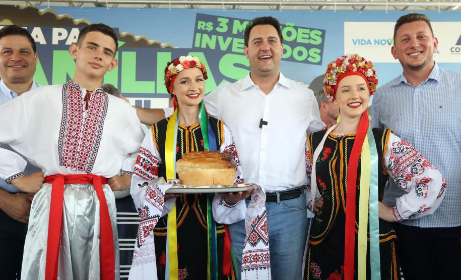 Trinta e quatro famílias que viviam em casas em situação precária ou áreas de risco em Rio Azul, na região Centro-Sul do Paraná, receberam nesta sexta-feira (09) novas moradias do Governo do Estado Carlos Massa Ratinho Junior. A inauguração do conjunto habitacional e entrega das chaves contou com a participação do governador Carlos Massa Ratinho Junior e o prefeito Leandro Jasinski.