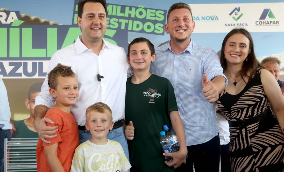 Trinta e quatro famílias que viviam em casas em situação precária ou áreas de risco em Rio Azul, na região Centro-Sul do Paraná, receberam nesta sexta-feira (09) novas moradias do Governo do Estado Carlos Massa Ratinho Junior. A inauguração do conjunto habitacional e entrega das chaves contou com a participação do governador Carlos Massa Ratinho Junior e o prefeito Leandro Jasinski.