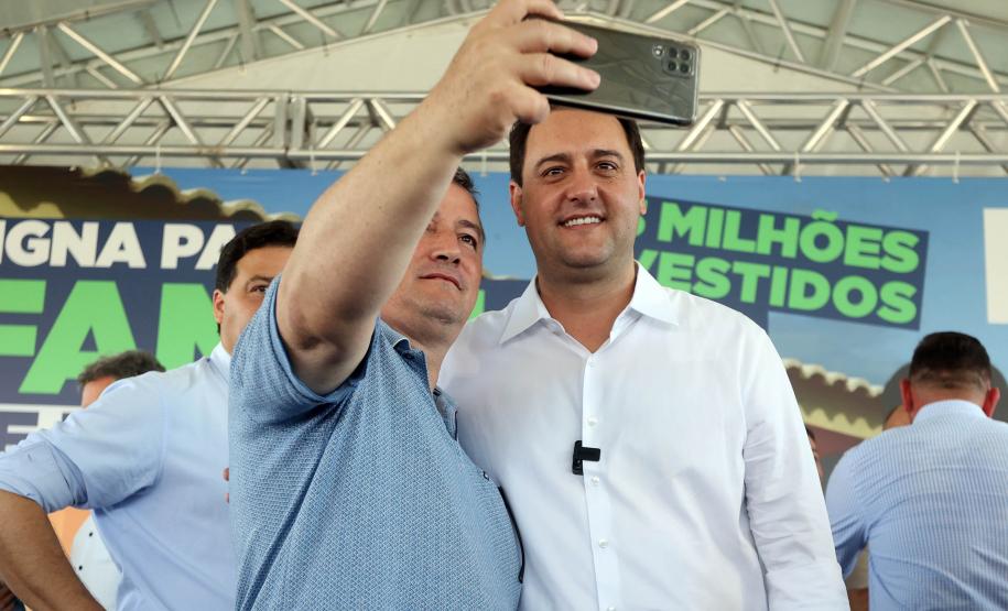 Trinta e quatro famílias que viviam em casas em situação precária ou áreas de risco em Rio Azul, na região Centro-Sul do Paraná, receberam nesta sexta-feira (09) novas moradias do Governo do Estado Carlos Massa Ratinho Junior. A inauguração do conjunto habitacional e entrega das chaves contou com a participação do governador Carlos Massa Ratinho Junior e o prefeito Leandro Jasinski.