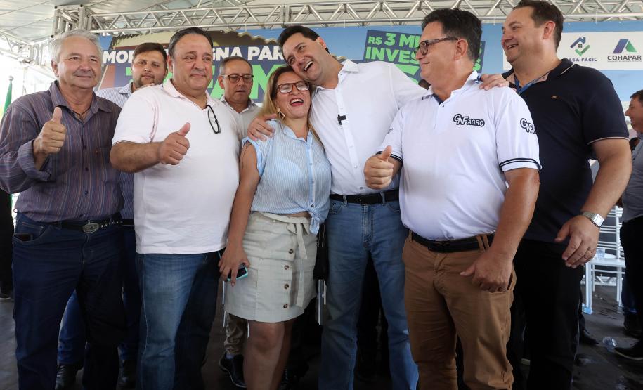 Trinta e quatro famílias que viviam em casas em situação precária ou áreas de risco em Rio Azul, na região Centro-Sul do Paraná, receberam nesta sexta-feira (09) novas moradias do Governo do Estado Carlos Massa Ratinho Junior. A inauguração do conjunto habitacional e entrega das chaves contou com a participação do governador Carlos Massa Ratinho Junior e o prefeito Leandro Jasinski.