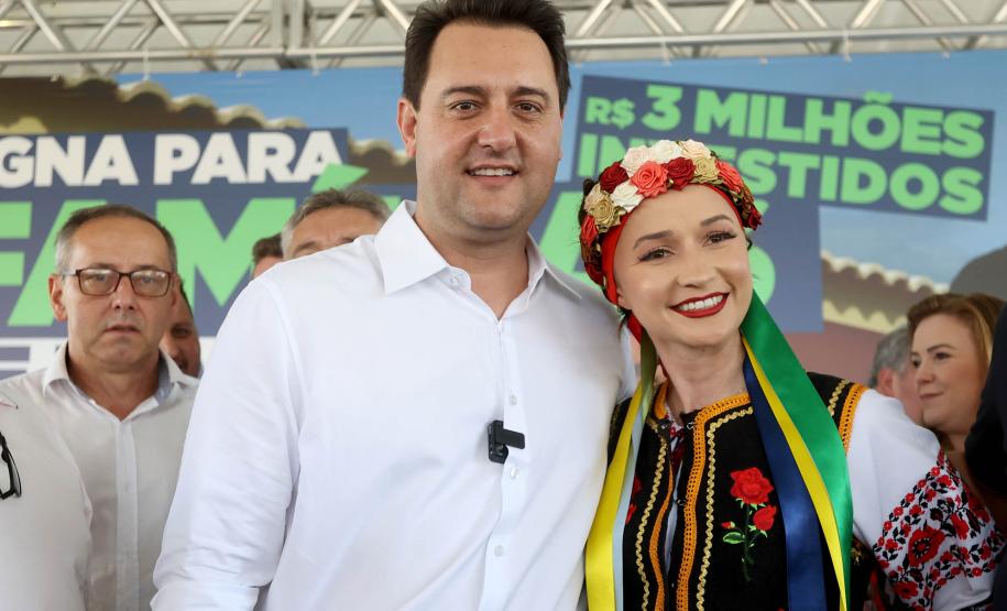 Trinta e quatro famílias que viviam em casas em situação precária ou áreas de risco em Rio Azul, na região Centro-Sul do Paraná, receberam nesta sexta-feira (09) novas moradias do Governo do Estado Carlos Massa Ratinho Junior. A inauguração do conjunto habitacional e entrega das chaves contou com a participação do governador Carlos Massa Ratinho Junior e o prefeito Leandro Jasinski.