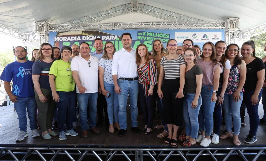 Trinta e quatro famílias que viviam em casas em situação precária ou áreas de risco em Rio Azul, na região Centro-Sul do Paraná, receberam nesta sexta-feira (09) novas moradias do Governo do Estado Carlos Massa Ratinho Junior. A inauguração do conjunto habitacional e entrega das chaves contou com a participação do governador Carlos Massa Ratinho Junior e o prefeito Leandro Jasinski.