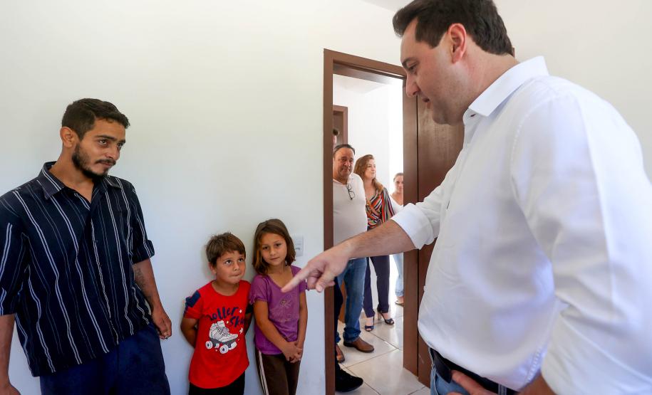 Trinta e quatro famílias que viviam em casas em situação precária ou áreas de risco em Rio Azul, na região Centro-Sul do Paraná, receberam nesta sexta-feira (09) novas moradias do Governo do Estado Carlos Massa Ratinho Junior. A inauguração do conjunto habitacional e entrega das chaves contou com a participação do governador Carlos Massa Ratinho Junior e o prefeito Leandro Jasinski.
