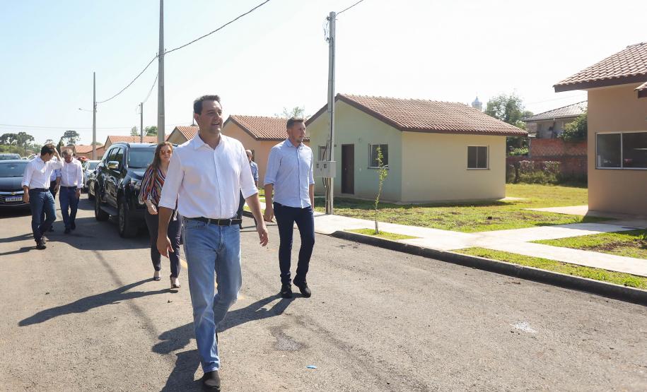Trinta e quatro famílias que viviam em casas em situação precária ou áreas de risco em Rio Azul, na região Centro-Sul do Paraná, receberam nesta sexta-feira (09) novas moradias do Governo do Estado Carlos Massa Ratinho Junior. A inauguração do conjunto habitacional e entrega das chaves contou com a participação do governador Carlos Massa Ratinho Junior e o prefeito Leandro Jasinski.