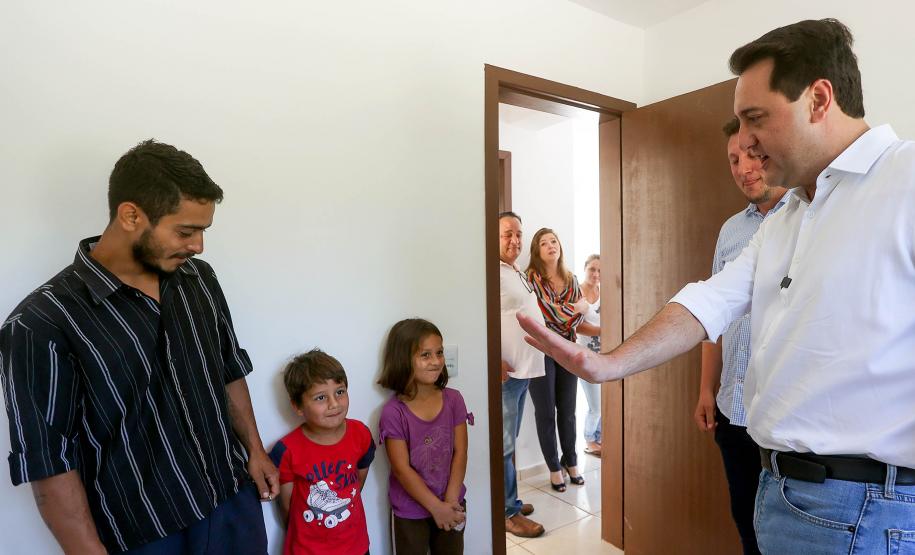Trinta e quatro famílias que viviam em casas em situação precária ou áreas de risco em Rio Azul, na região Centro-Sul do Paraná, receberam nesta sexta-feira (09) novas moradias do Governo do Estado Carlos Massa Ratinho Junior. A inauguração do conjunto habitacional e entrega das chaves contou com a participação do governador Carlos Massa Ratinho Junior e o prefeito Leandro Jasinski.