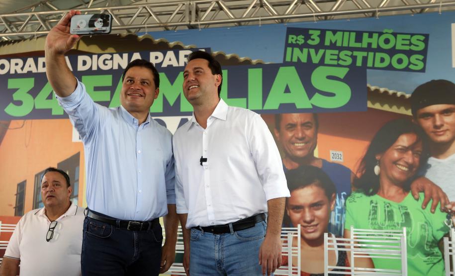 Trinta e quatro famílias que viviam em casas em situação precária ou áreas de risco em Rio Azul, na região Centro-Sul do Paraná, receberam nesta sexta-feira (09) novas moradias do Governo do Estado Carlos Massa Ratinho Junior. A inauguração do conjunto habitacional e entrega das chaves contou com a participação do governador Carlos Massa Ratinho Junior e o prefeito Leandro Jasinski.