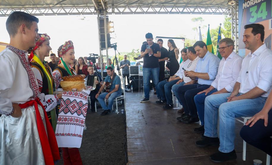 Trinta e quatro famílias que viviam em casas em situação precária ou áreas de risco em Rio Azul, na região Centro-Sul do Paraná, receberam nesta sexta-feira (09) novas moradias do Governo do Estado Carlos Massa Ratinho Junior. A inauguração do conjunto habitacional e entrega das chaves contou com a participação do governador Carlos Massa Ratinho Junior e o prefeito Leandro Jasinski.