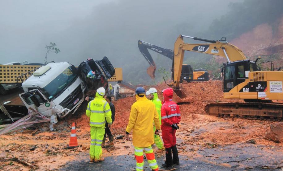 Equipes retiram 7 mil metros cúbicos de terra na BR-376 e limpam pista no sentido norte