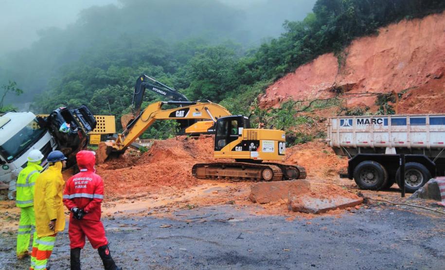 Equipes retiram 7 mil metros cúbicos de terra na BR-376 e limpam pista no sentido norte