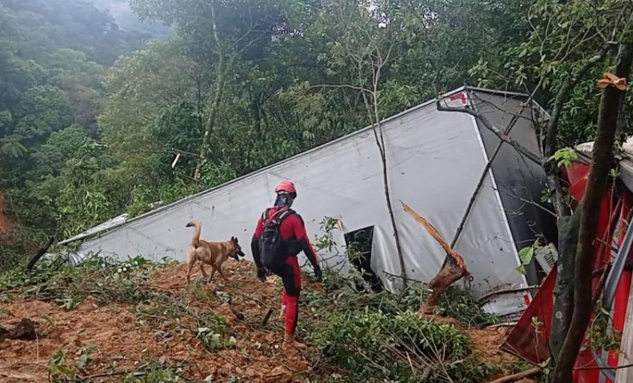 Equipes retiram 7 mil metros cúbicos de terra na BR-376 e limpam pista no sentido norte