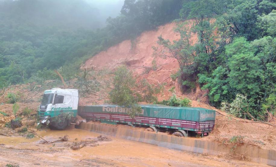 Equipes retiram 7 mil metros cúbicos de terra na BR-376 e limpam pista no sentido norte