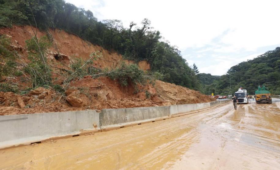 Equipes retiram 7 mil metros cúbicos de terra na BR-376 e limpam pista no sentido norte
