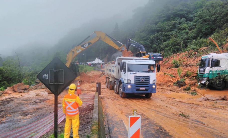 Equipes retiram 7 mil metros cúbicos de terra na BR-376 e limpam pista no sentido norte