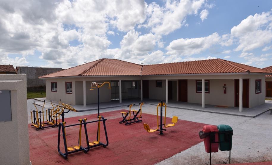 Governo do Paraná inaugura condomínio do idoso de Cornélio Procópio