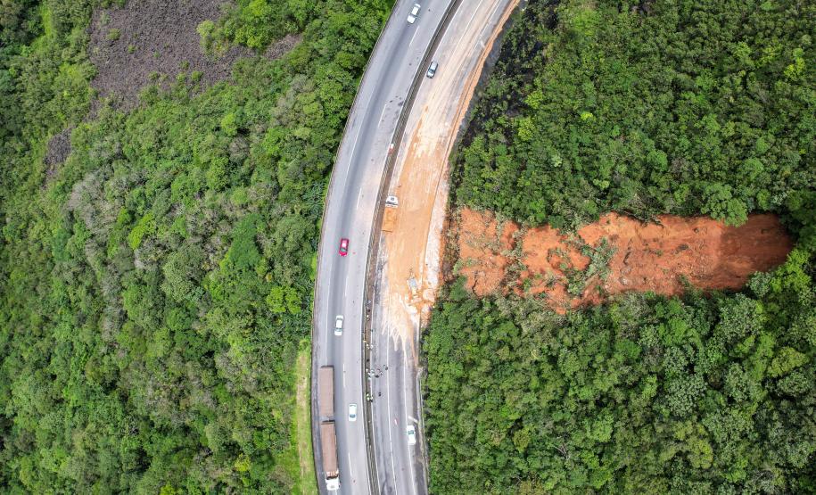 Deslizamento entre os kms 39 e 42 da Br-277 sentido litoral. 30/11/22.