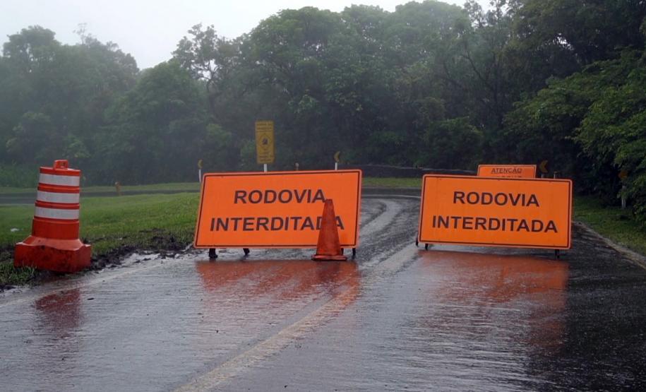 DER/PR reabre Estrada da Graciosa com operação pare-e-siga