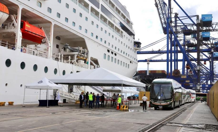 Navio com 2 mil turistas chega a Paranaguá e pode colocar Paraná na rota de cruzeiros