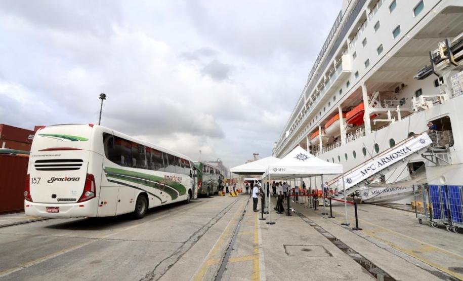Navio com 2 mil turistas chega a Paranaguá e pode colocar Paraná na rota de cruzeiros