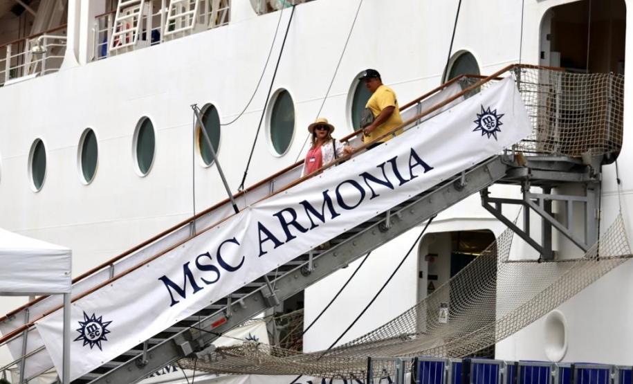 Navio com 2 mil turistas chega a Paranaguá e pode colocar Paraná na rota de cruzeiros