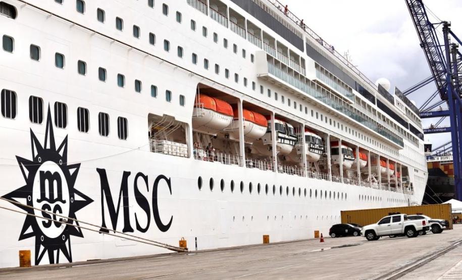 Navio com 2 mil turistas chega a Paranaguá e pode colocar Paraná na rota de cruzeiros