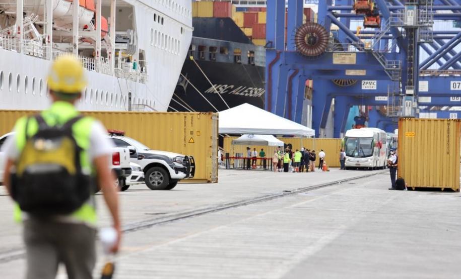 Navio com 2 mil turistas chega a Paranaguá e pode colocar Paraná na rota de cruzeiros