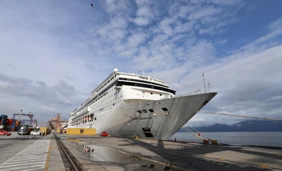 Navio com 2 mil turistas chega a Paranaguá e pode colocar Paraná na rota de cruzeiros
