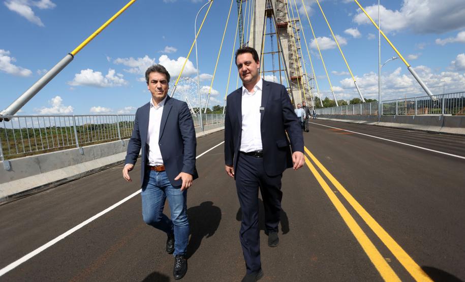 Governador Ratinho Junior faz última vistoria na Ponte da Integração, que está concluída