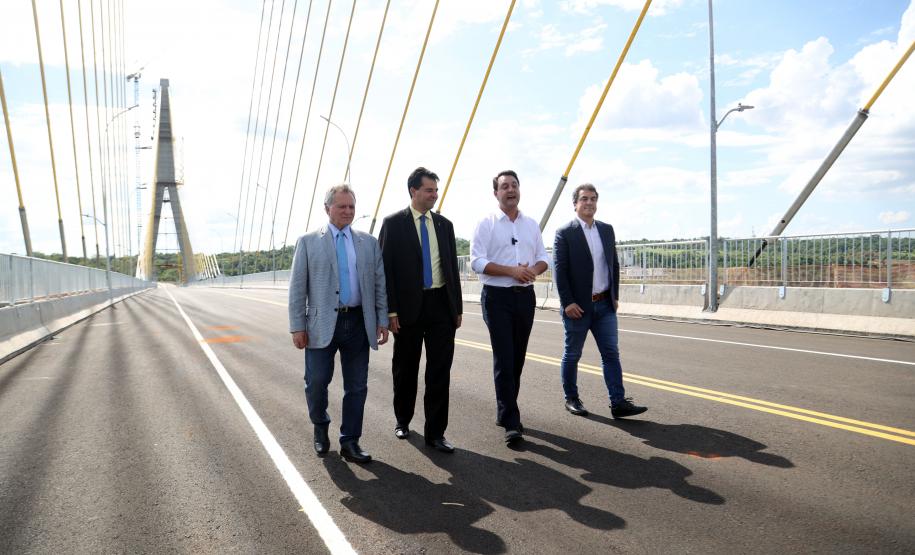 Governador Ratinho Junior faz última vistoria na Ponte da Integração, que está concluída