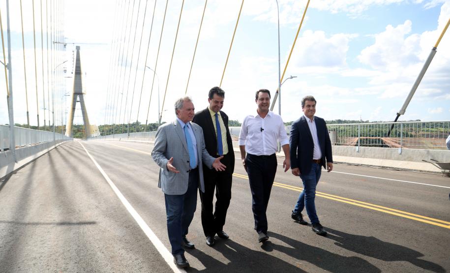 Governador Ratinho Junior faz última vistoria na Ponte da Integração, que está concluída