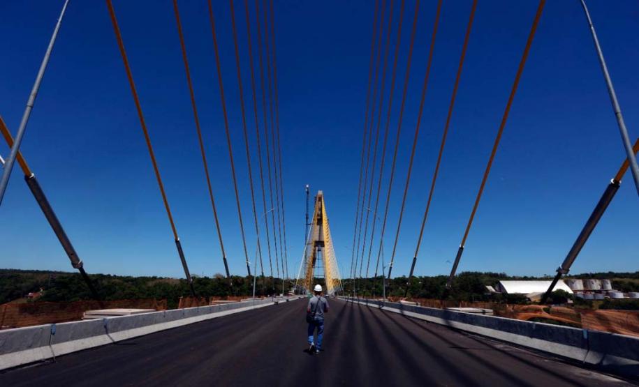 Governador Ratinho Junior faz última vistoria na Ponte da Integração, que está concluída